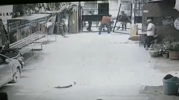 एमसीडी के कर्मचारी बन घुसे थे सोसायटी में