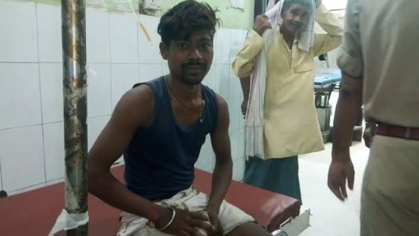 युवक की ग्रामीणों ने की बुरी तरह से पिटाई युवक की ग्रामीणों ने की बुरी तरह से पिटाई