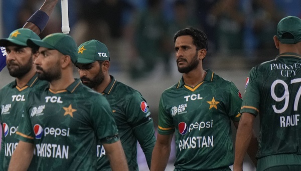 दोनों को जल्दी आउट करना होगा दोनों को जल्दी आउट करना होगा