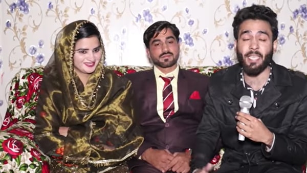 कमरे में बुलाकर किया प्रपोज