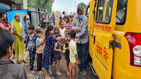 असहाय, बेसहारा यहां नहीं आ पाते, उनके घर और ठिकानों पर भोजन पहुंचाते हैं