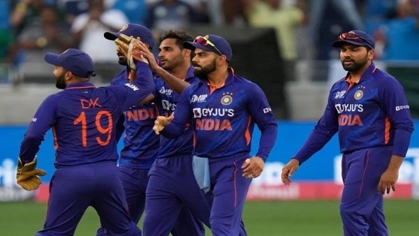 भुवनेश्वर कुमार रन बचाने में रहे हैं फ्लॉप भुवनेश्वर कुमार रन बचाने में रहे हैं फ्लॉप
