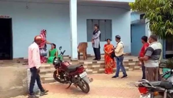 चपरासी के पैसे चुराए, दोस्तों से मांगा