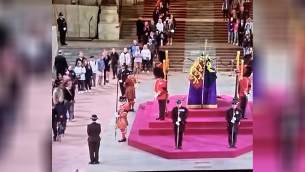 देश-विदेश से पहुंचे लोग