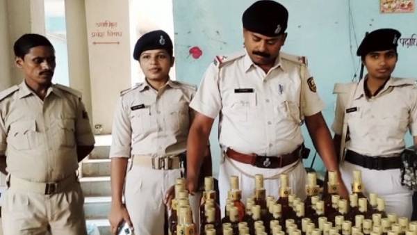 वैन से शराब तस्करी का मामल दर्ज