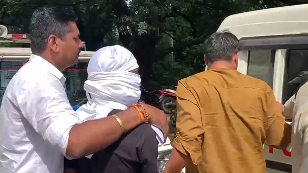 सागर के मृत चौकीदार का मोबाइल चालू किया और रडार पर आ गया