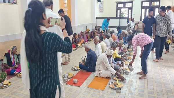  लोग यहां खुद परिवार सहित आते हैं और अपने हाथों से ब्राहम्णों व गरीबों को भोजन कराते हैं