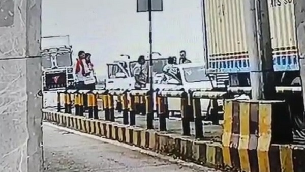 यह पहला मामला नहीं, दर्जनों कार्रवाई कर चुके हैं पुलिस विभाग के सूत्रों के मुताबिक एसपी स्क्वाड के नाम पर छह पुलिसकर्मियों व आरक्षकों की जो टीम काफी लंबे समय से शहर सहित जिले भर में काम कर रही थी, उसकी जानकारी वर्तमान एसपी को नहीं थी। इस टीम को पूर्व में मालथौन इलाके में एक हत्या के मामले में जांच के लिए तत्कालीन एसपी द्वारा गठित किया गया था। उस समय से ही अलग-अलग थानों में पदस्थ यह स्क्वाड काम करती रही और कथित रुप से पुलिस अधीक्षक का नाम जोड़कर, वर्दी का खौफ दिखाकर शहर में अवैध शराब, जुआ, सट्टा, क्रिकेट के सट्टा सहित सराफा कारोबार में टैक्स चोरी व तस्करी करने वालों पर कार्रवाई के नाम पर माल कमाती रही है। पूर्व मंत्री सुरेंद्र चैधरी ने पुराने मामलों में भी जांच की मांग की है पूर्व मंत्री व मप्र कांग्रेस के कार्यकारी अध्यक्ष सुरेंद्र चैधरी ने बीते दिनों पुलिस अधीक्षक को ज्ञापन सौंपकर मोतीनगर थाना प्रभारी सतीष सिंह व कथित एसपी स्क्वाड में शामिल पुलिस कर्मियों द्वारा पूर्व में सराफा कारोबारियों सहित अन्य बड़े मामलों में इनकी भूमिका की जांच की मांग की है। सराफा के सूत्र बताते हैं कि पूर्व में चांदी तस्करों की चांदी पकड़कर चंद घंटों में गिलट बनाकर मामले को रफा-दफा कर दिया जाता रहा है। गोपालगंज थाना में बतौर प्रभारी रहते हुए एक मुरैनाकांड हुआ था, उसमें यही टीम, यही टीआई मुरैना के पास से एक व्यापारी की गाड़ी को पकड़कर गोपालगंज लाए थे। जबकि यहां दो जिला और यूपी का क्षेत्र भी पार कर मुरैना जाना पड़ता है। हालंाकि उस मामले में जब्ती और कार्रवाई गोपालगंज बताई गई थी, जबकि यह कोतवाली और मोतीनगर थाना क्षेत्र का मामला था। पूर्व मंत्री सुरेंद्र चैधरी के अनुसार ऐसे दर्जनों मामले हैं जो केवल सराफा से जुड़े हैं, जिनमें लेनदेन कर सांठगांठ की जाती रही है।
