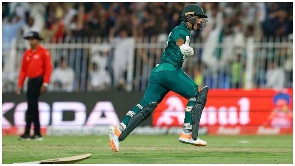 पवेलियन में भिड़े फैंस