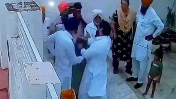 बलजिंदर को सरेआम पति सुखराज ने मारा थप्पड़
