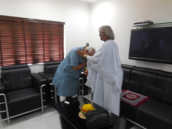 तट पर मैड गांव में अपना जीवन व्यतीत किया