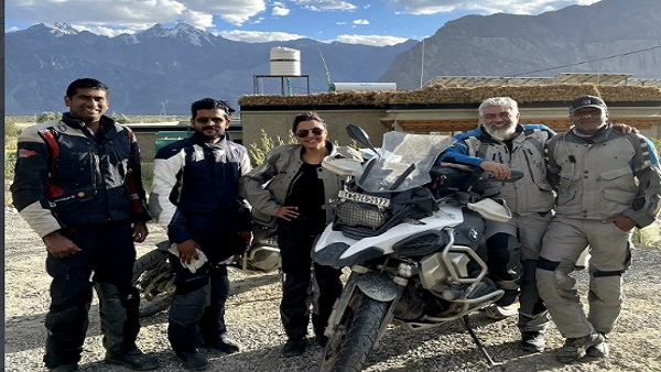 जबरदस्त लुक में नजर आ रहे अजित 