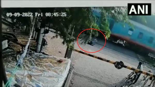 सीसीटीवी कैमरे में कैद हुई पूरी घटना सीसीटीवी कैमरे में कैद हुई पूरी घटना