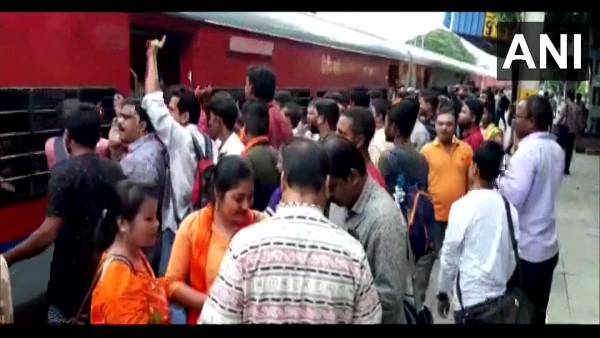 बोलपुर रेलवे स्टेशन पर भी हंगामा