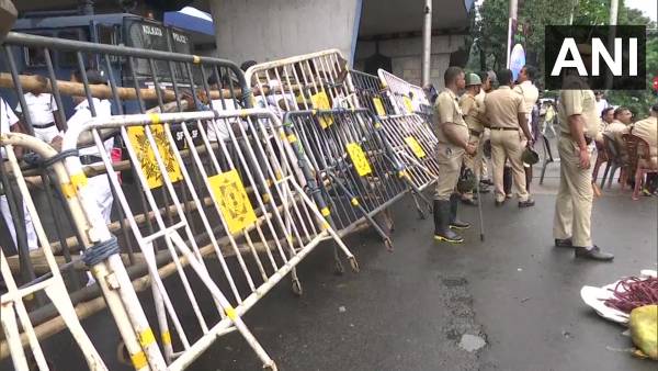 बीजेपी का मार्च, पुलिस की बैरिकेडिंग