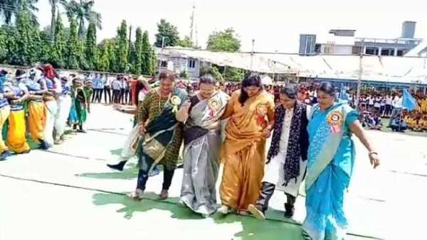 छत्तीसगढ़ी गीत 'हाय रे सरगुजा नाचे' पर थिरके