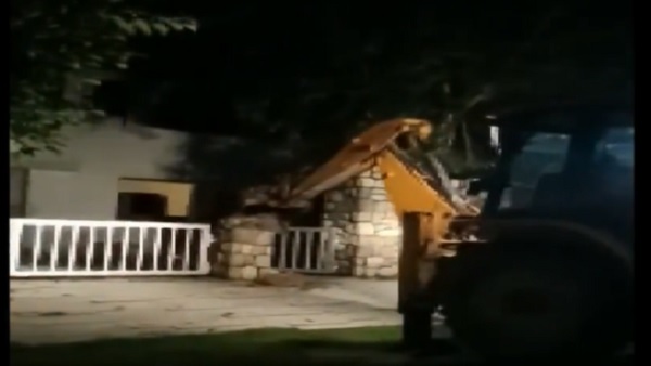 आरोपी पुलकित के ऋषिकेश रिजॉर्ट पर रातोंरात चला बुलडोजर