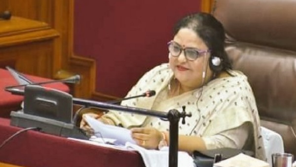 डेस्क को थपथपाकर उत्साह वर्घन किया