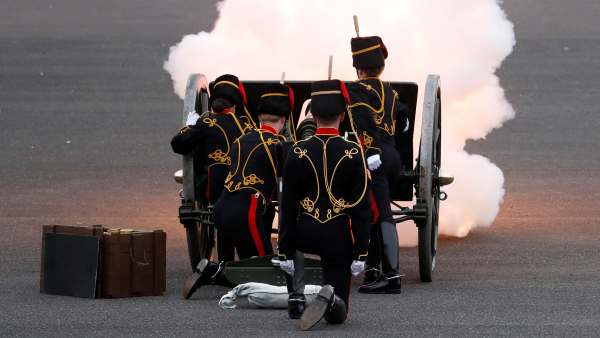 टावर हिल पर महारानी को डेथ गन की सलामी