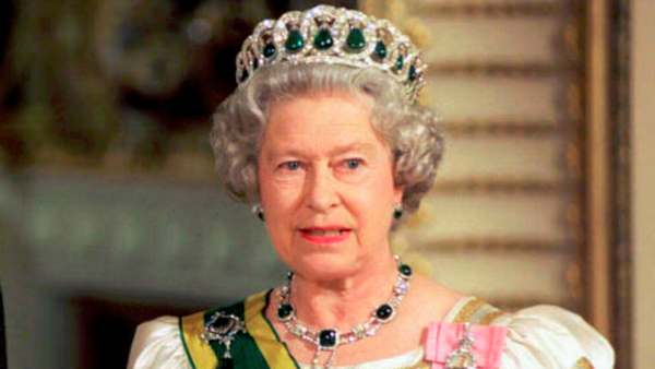 किंग जॉर्ज ने कहा, बहुत छोटी हैं राजकुमारी एलिजाबेथ