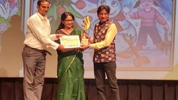 कवयित्री अर्चना श्रीवास्तव को किया था सम्मानित 