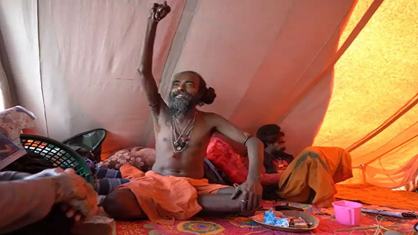 10 वर्षों तक उठाए रखा है हाथ