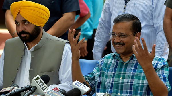 Punjab Chief Minister Bhagwant Mann meets Aam Aadmi Party Chief and Delhi CM Arvind Kejriwal Punjab Chief Minister Bhagwant Mann meets Aam Aadmi Party Chief and Delhi CM Arvind Kejriwal