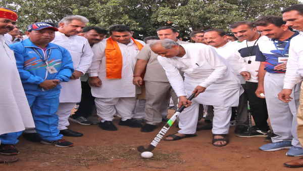 गहलोत से मिलने पहुंचे मुकुल वासनिक