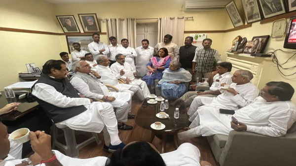 हाईकमान ने समानांतर बैठक को सीधे तौर पर चुनौती माना