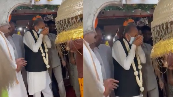 दावा-मास्क लगाकर पीने लगे चरणामृत !