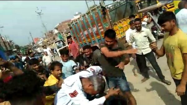 बैरियर चौराहे से गुजरी थी सवारियों से भरी लोडिंग गाड़ी