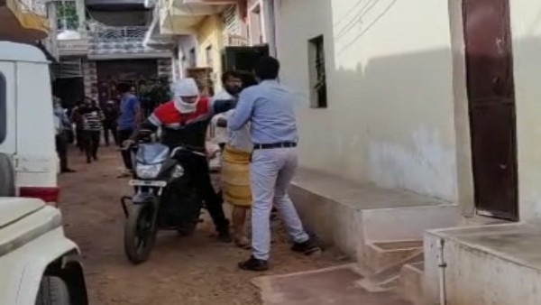 बुरी तरफ पीटता नजर आया अनुराग सिंह