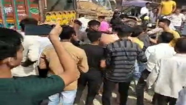 ट्रैफिक पुलिसकर्मी के साथ की गई जमकर मारपीट