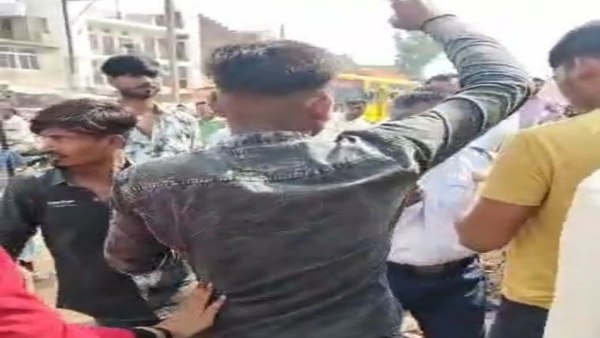 पुलिस ने मौके पर पहुंचकर सभी को किया गिरफ्तार