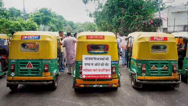 सीएम केजरावाल को 'गिफ्ट' में मिला ऑटो का काफिला