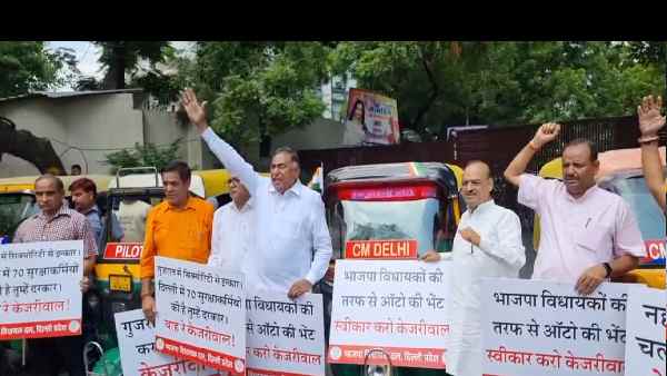 दिल्ली में थ्री-व्हीलर से घूमने की इच्छा पूरी करें केजरीवाल- बीजेपी
