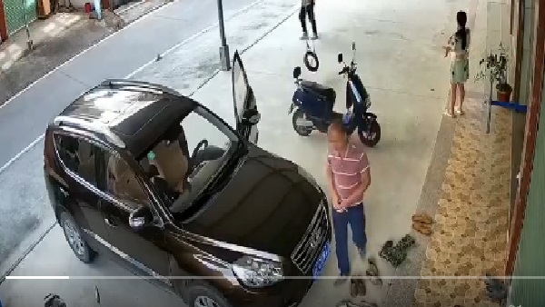 रिपेयरिंग के दौरान अचानक चल दी कार