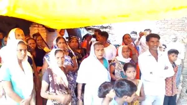 एक कमरे में हो रही थी प्रार्थना सभा