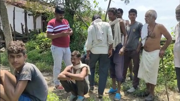 गांव में कभी उसका किसी से झगड़ा नहीं हुआ गांव में कभी उसका किसी से झगड़ा नहीं हुआ