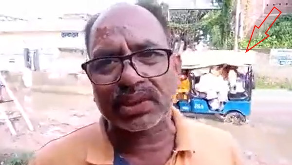 सड़क के बीच बने हैं गड्ढे, भरा रहता है बारिश का पानी