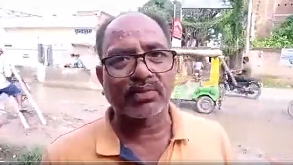 बलिया की सड़क की पोल खोलता वीडिया कैमरे के हुआ कैद