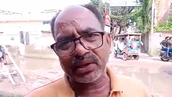 कैमरे में सड़क के हाल बयां कर रहा था शख्स