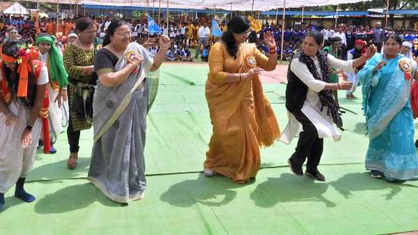 मंच से उतरकर पहुंची बच्चों के बीच