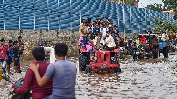 शख्स ने कुत्ते को दिखाया रास्ता