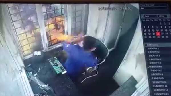 गाड़ी के सामने गिर गया बूम बैरियर गाड़ी के सामने गिर गया बूम बैरियर