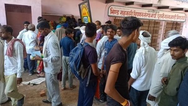 भिंड सोसाइटी पर लग जाती है लंबी लंबी कतारें