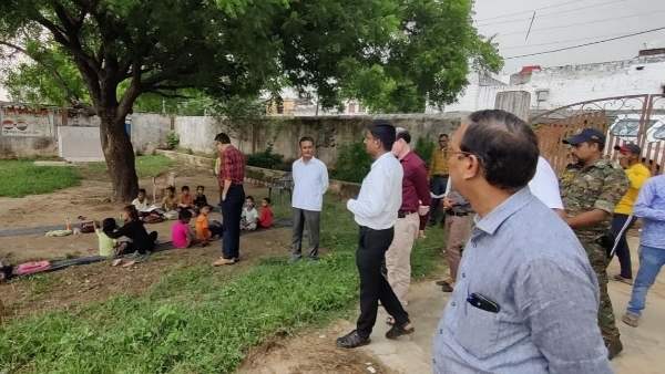 इकहरा गांव में कलेक्टर को मिल गया शिक्षक