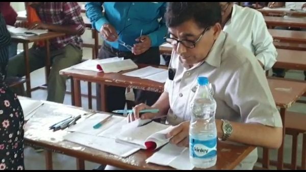 हर परीक्षार्थी के हाथ में नजर आई नकल