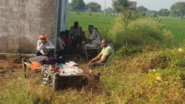 पुलिस ने बदमाशों को चारो तरफ से घेरा