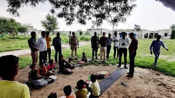 विश्वनाथ सिंह कलेक्टर के सामने करने लगा स्कूल के शिक्षकों की शिकायत